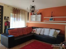 Angolare In Pelle Nera. 8 Posti Con Pouf. Marca Ponturo Otti