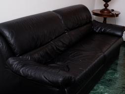 Letto A Due Posti E Due Poltrone In Pelle