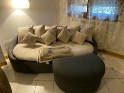 Ovale In Design Con Pouf Contenitore