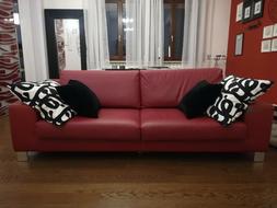 Rosso Moderno In Ecopelle Tre Posti In Buone Condizioni