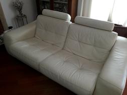 DUE DIVANI IN PELLE CHIARA 3 POSTI