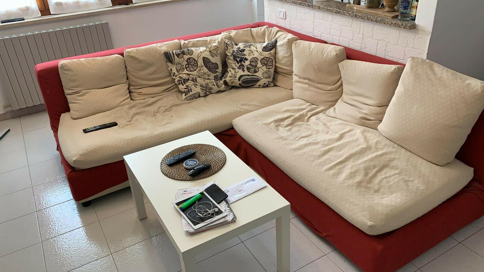 comodo divano angolare in tessuto imbottito piuma