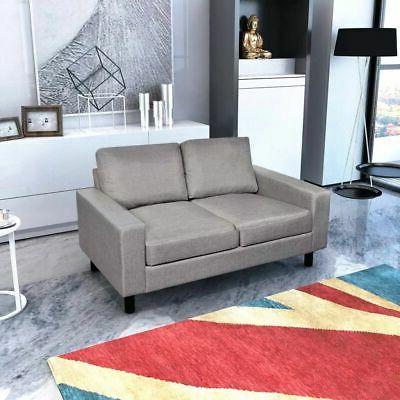 divano a due posti grigio chiaro poltrona