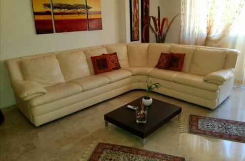 divano angolare in pelle color crema