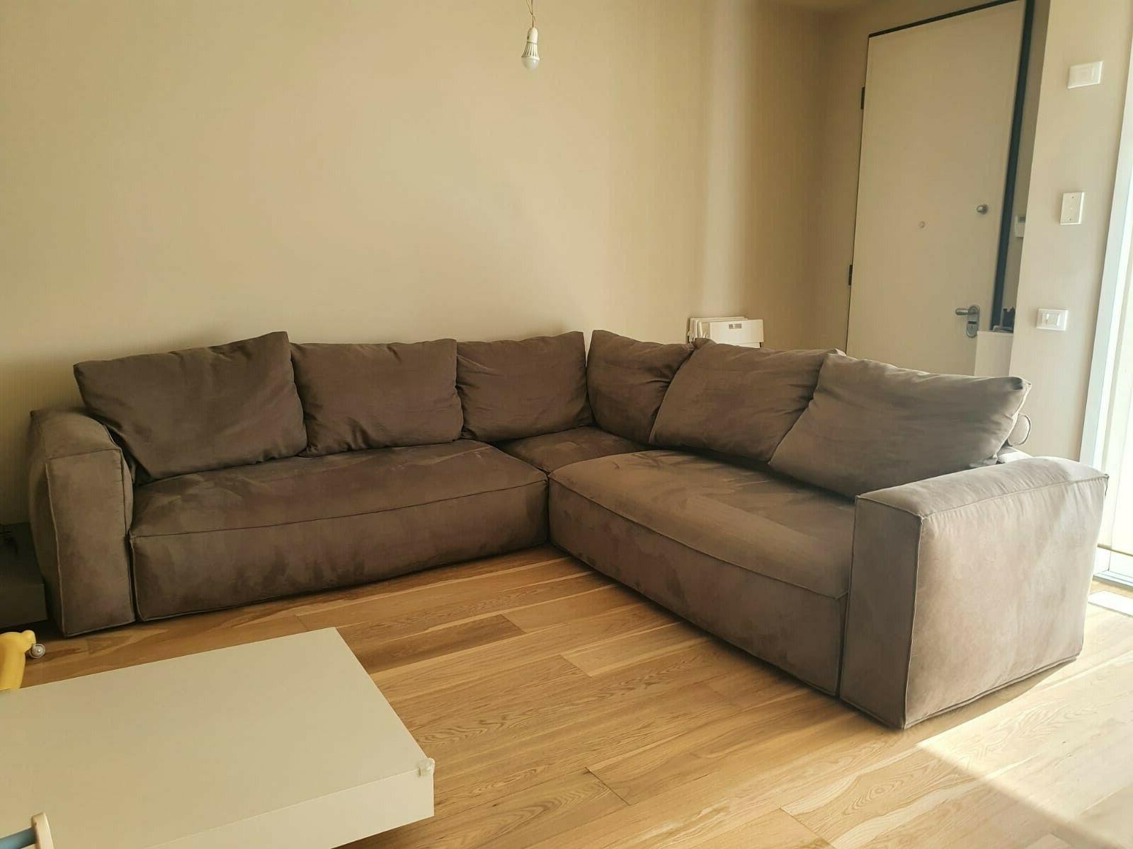 divano angolare in tessuto