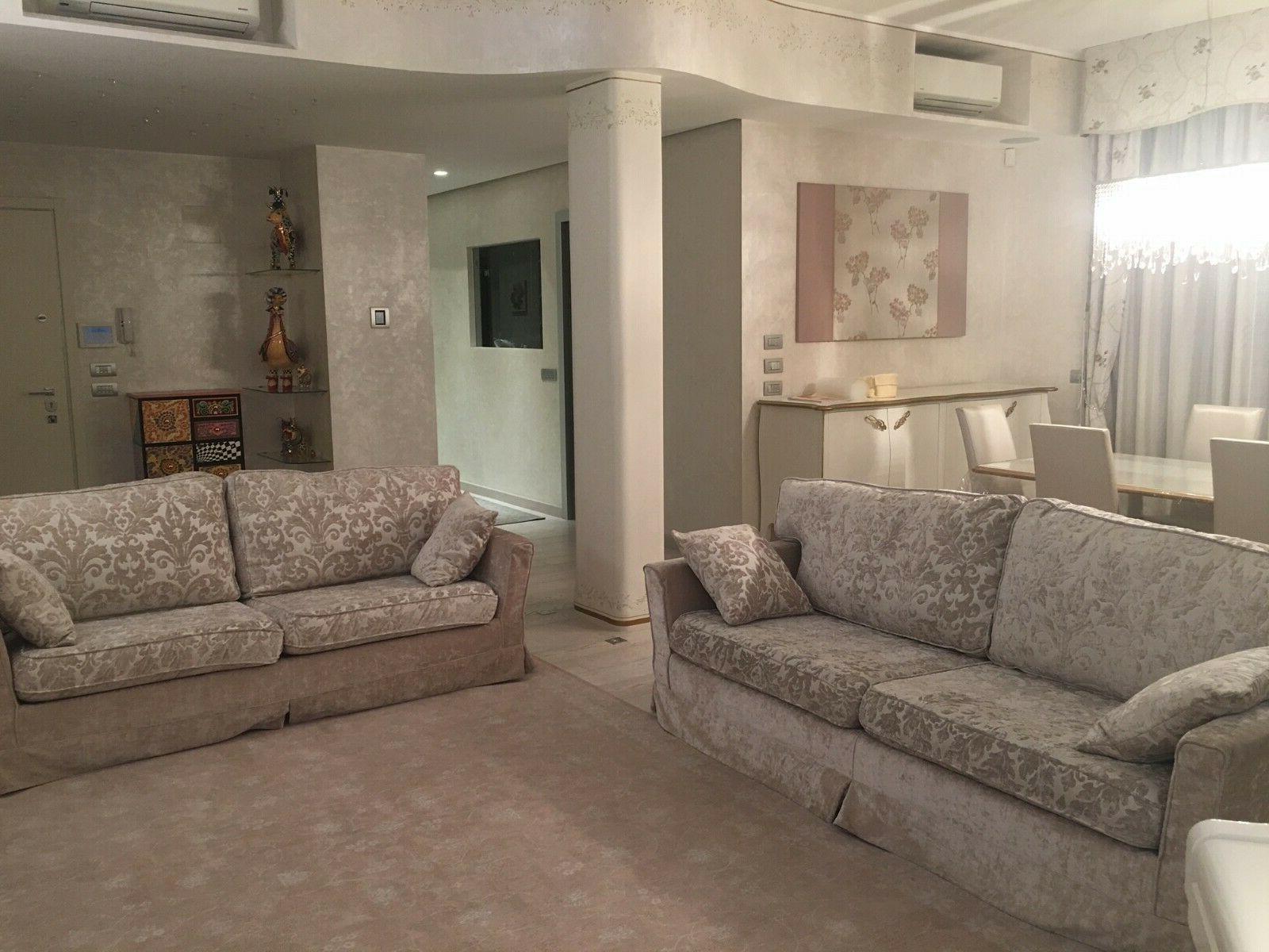 divano beige in broccato di velluto
