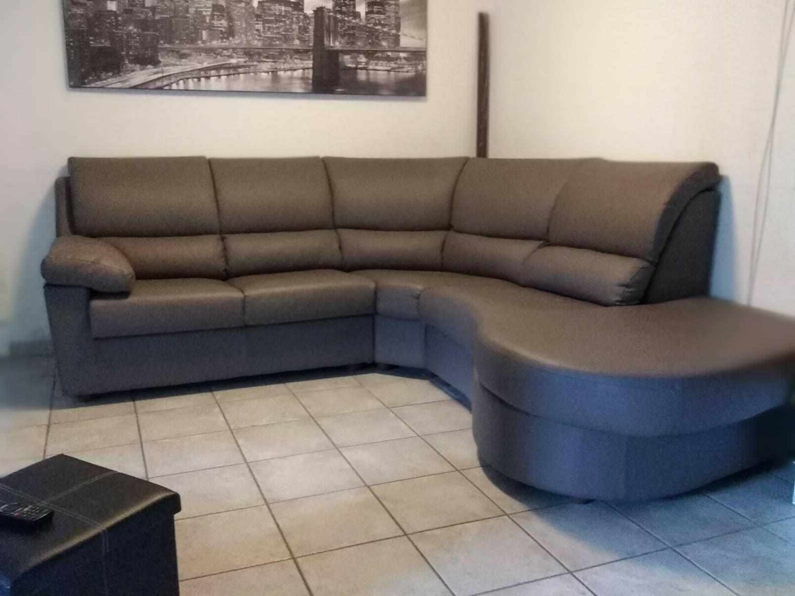 divano in eco pelle con penisola grigio