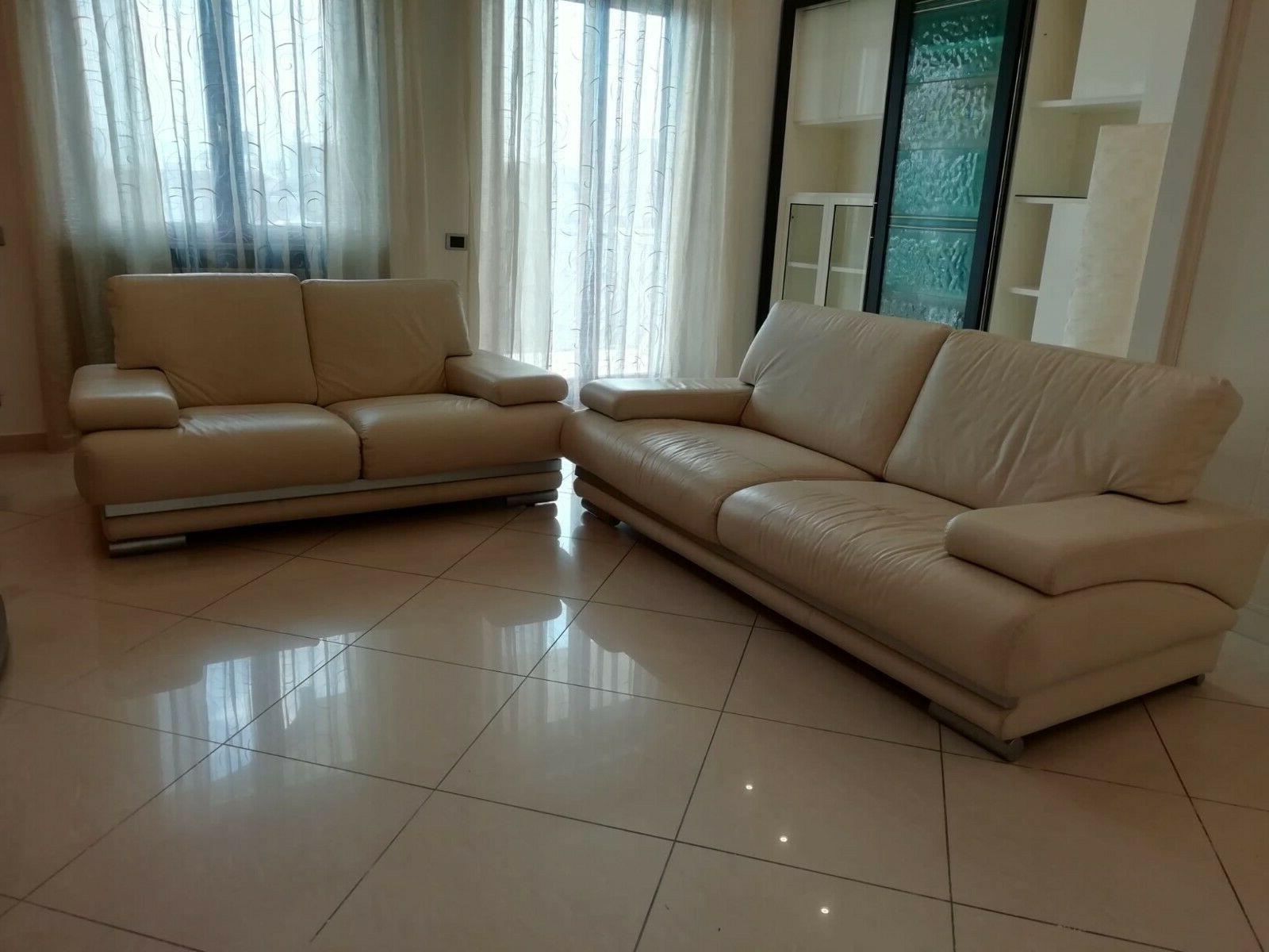 divano in ecopelle beige 3 e 2