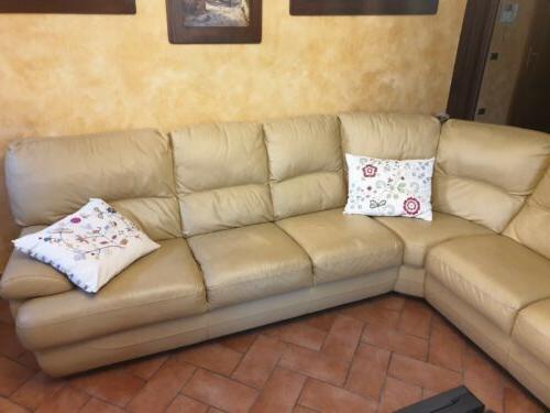 divano in pelle color crema ottimo stato