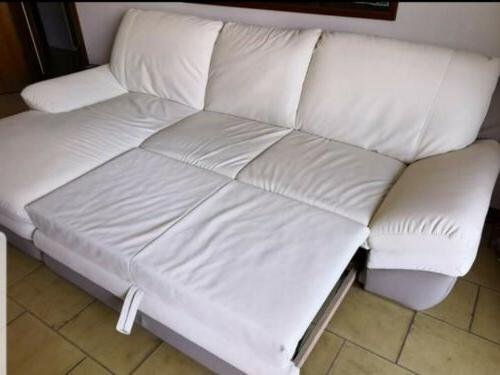 divano letto in pelle bianca