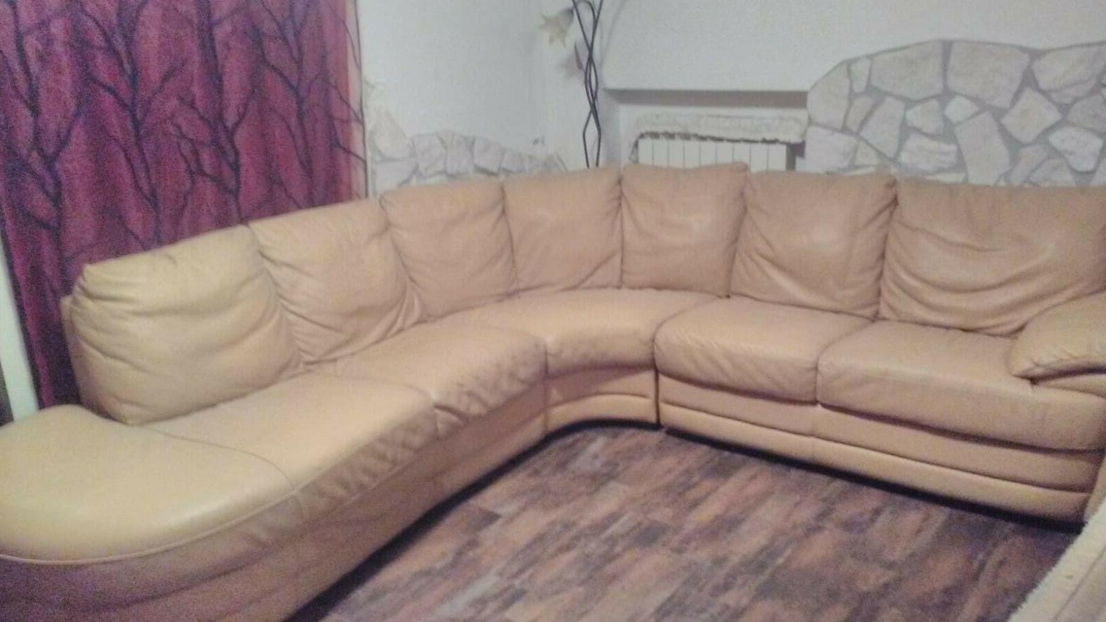 divano moderno in pelle giallo ad angolo