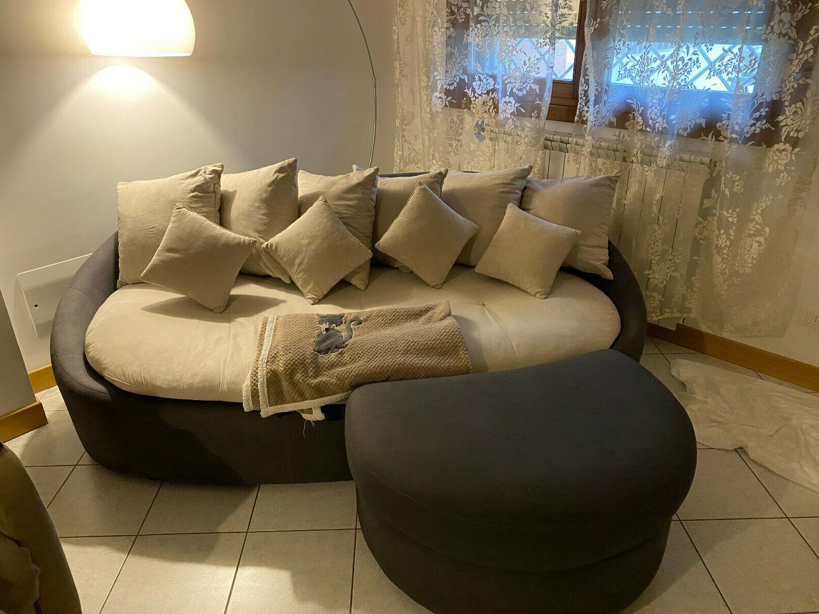 divano ovale in design con pouf contenitore