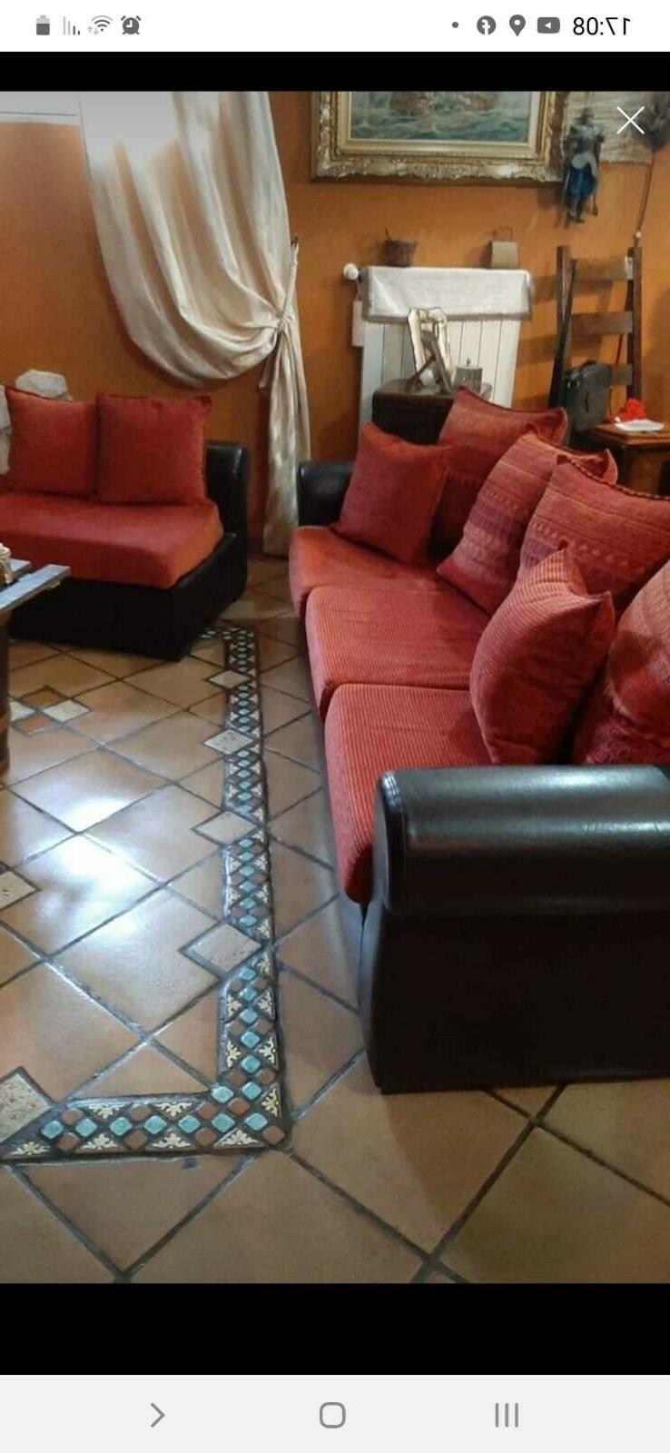 divano tre posti in stoffa e similpelle