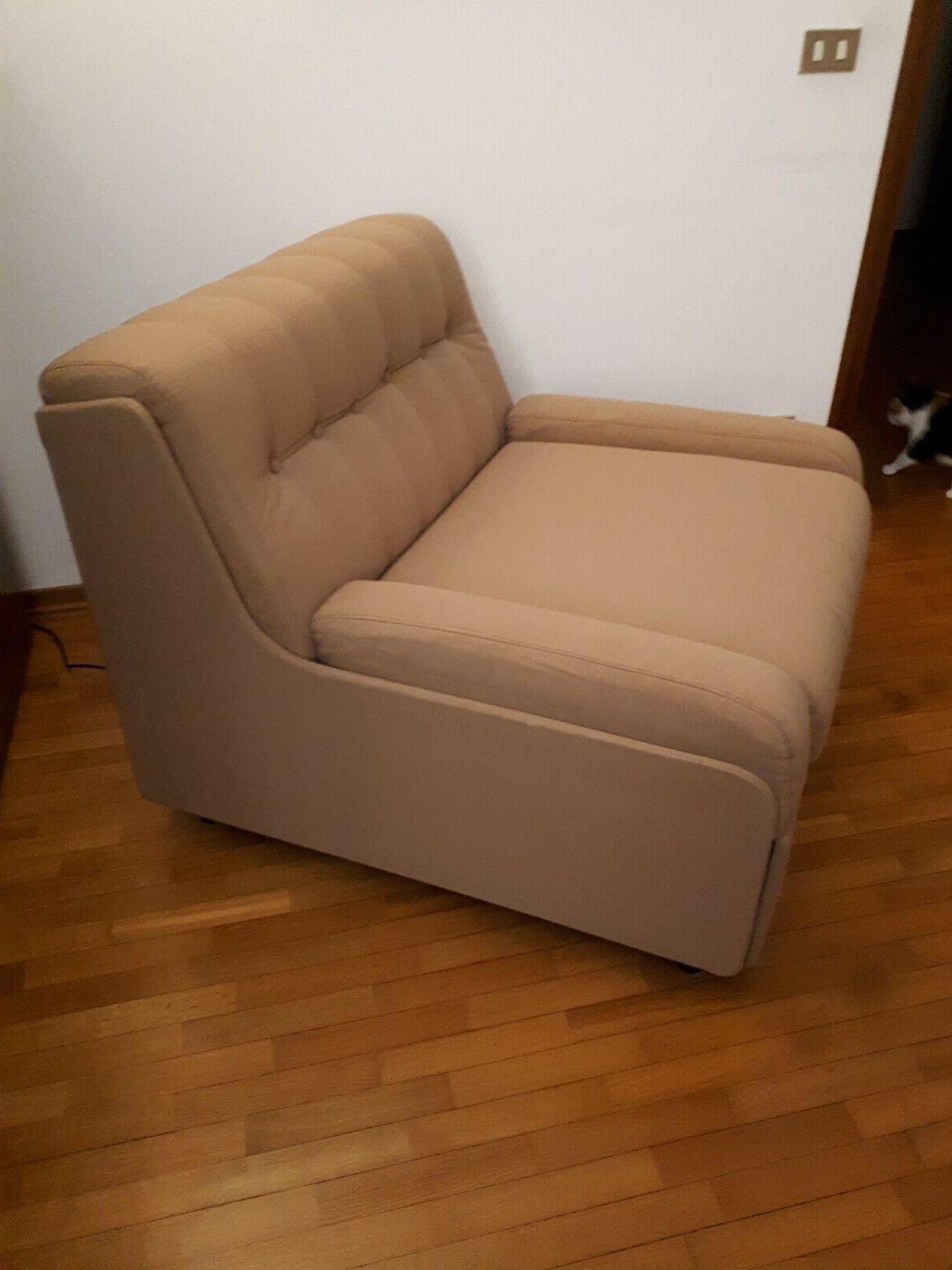 poltrona letto in tessuto beige con schienale