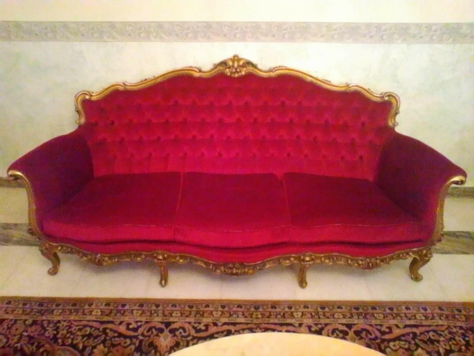 salotto classico velluto rosso cardinale cornici dorate