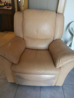 Poltrona al Relax modello "Berg&egrave;" in pelle begie.