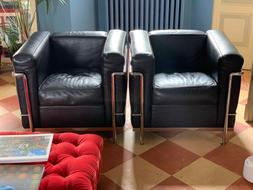 Una poltrona Cassina LC2 Le Corbusier pelle nera e acciaio c